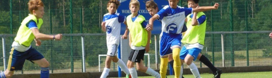 Sprachunterricht und Fußballtraining