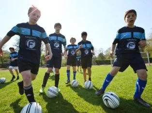 Fußballer mit Trikots und Ball