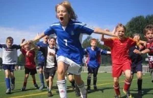 Kinder jubeln beim Fußball