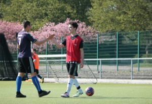 Zwei Jungs klatschen sich ab im Fußball und Englischcamp Liverpool