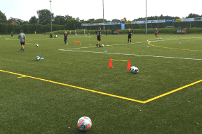 Kunstrasenplatz direkt neben der Jugendherberge Aurich