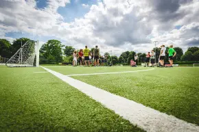 Kinder auf Fußball Kunstrasenplatz