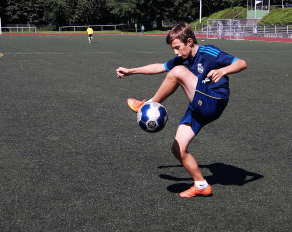 Ferienfussball Junge der trickst