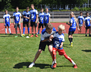 Ferienfussball Zweikampf