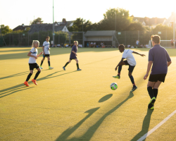 Kinder auf Fußball und Sprachreise England