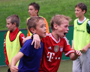 Fußballschule Jubelnde Fußballer