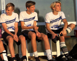 Jungs Fußballplatz