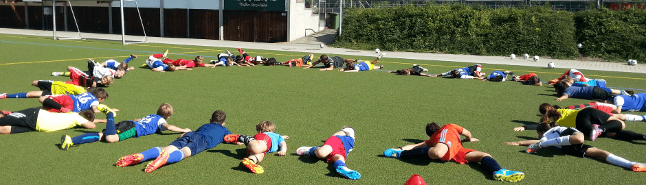 Kinder liegen im Kreis - Fußballcamps mit Übernachtung