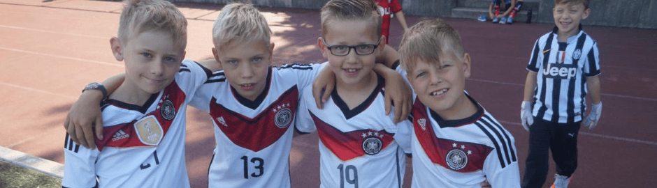 Fußball Ferienlager mit Jungs im Deutschland Trikot