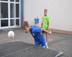 Kind spielt Headis