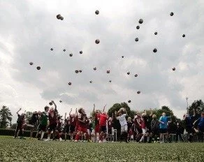 Kopfballtraining Bälle in der Luft