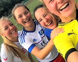 lachende Mädchen im Mädchen Fußballcamp
