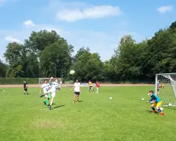 Jungs die Fussball spielen