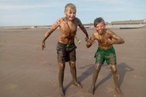 Kinder haben Spaß am Strand