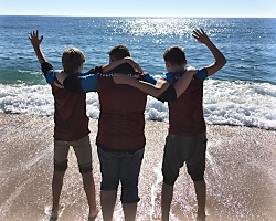 Jungs am Strand im Fußballcamp Barcelona