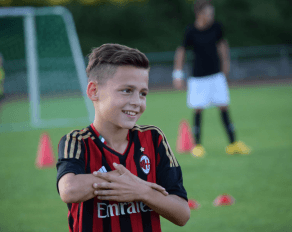 Junge im AC Milan Trikot