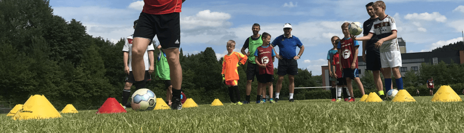 Vater Sohn Hütchendribbling