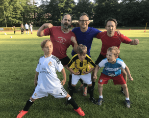 Väter und Söhne posieren im Fußballcamp
