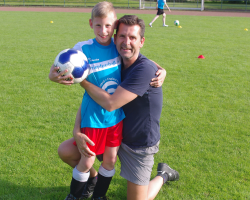Vater mit Sohn auf Fußballplatz
