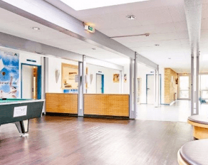 Rezeption und Billardtisch