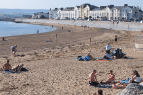 Der Strand von Exmouth an der englischen Südküste