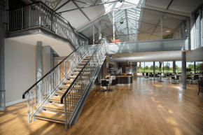 Das moderne und neue Café im College