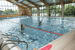 Schwimmhalle als Teil des Sportprogrammes