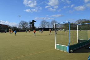 Fußballtraining auf dem Kunstrasenplatz