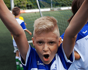 Junge jubelt nm Kinder Camps mit Übernachtung