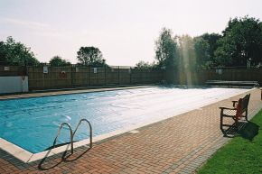 Der Outdoor-Pool als Teil des abwechslungsreichen Sportprogrammes