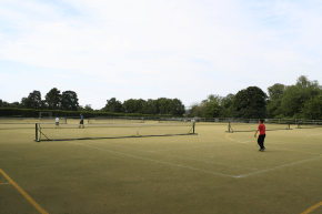 Tennis als weitere Sportaktivität im Sportcamp
