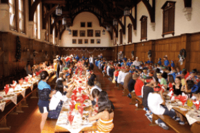 Pompöser Essenssaal im College