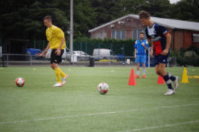 Fußballtraining auf Rasen- und Kunstrasenplätzen